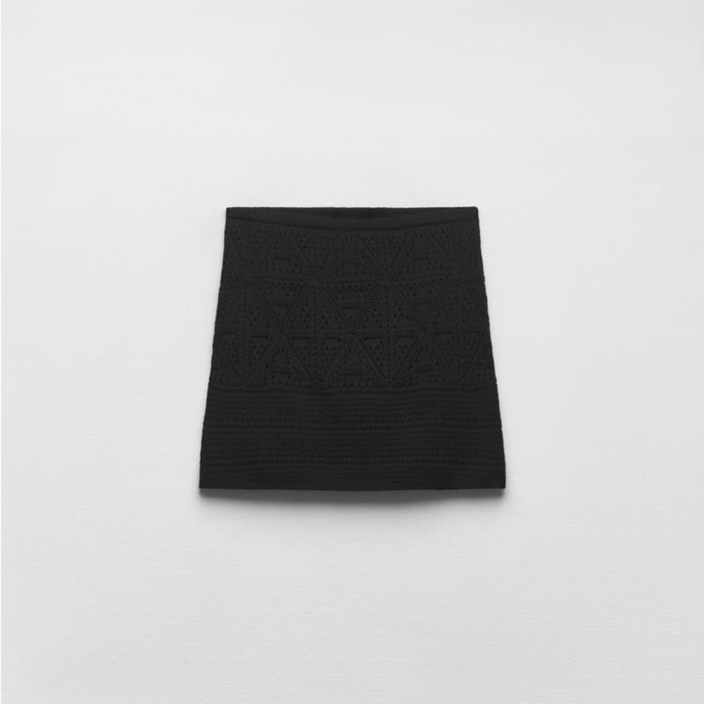 Women's Zara crochet knit high waist mini skirt. Size small